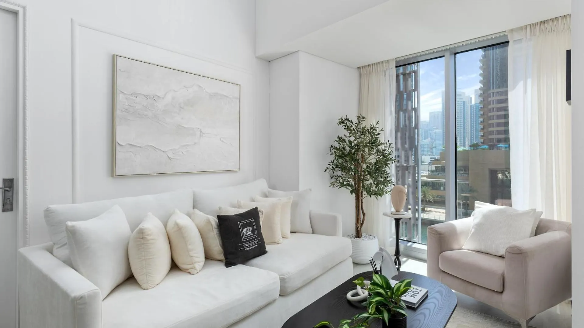 Maison Privee - Sleek Stay In Dubai Marina Famous Twisting Tower