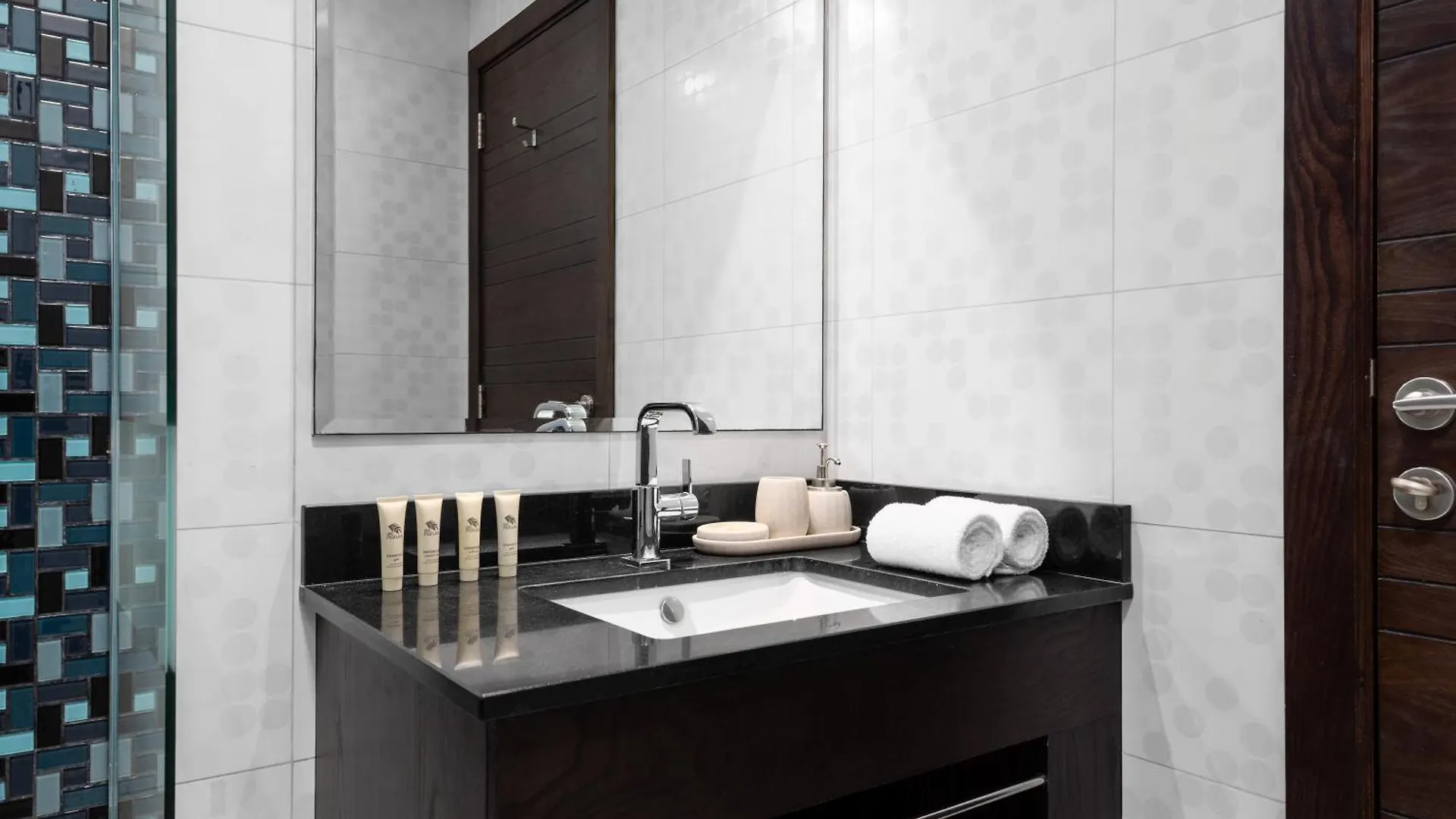 Maison Privee - Sleek Stay In Dubai Marina Famous Twisting Tower United Arab Emirates