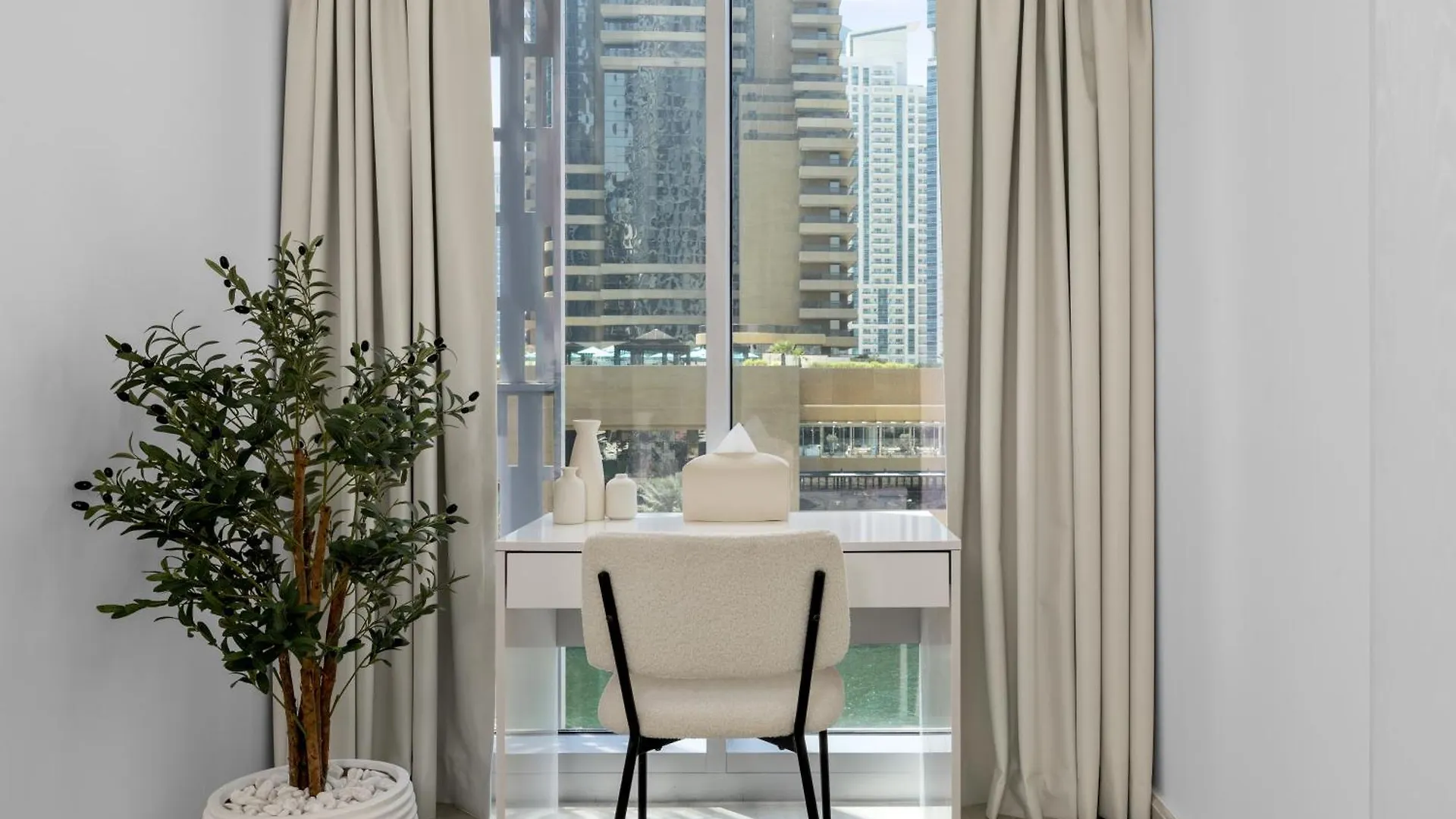 Maison Privee - Sleek Stay In Dubai Marina Famous Twisting Tower